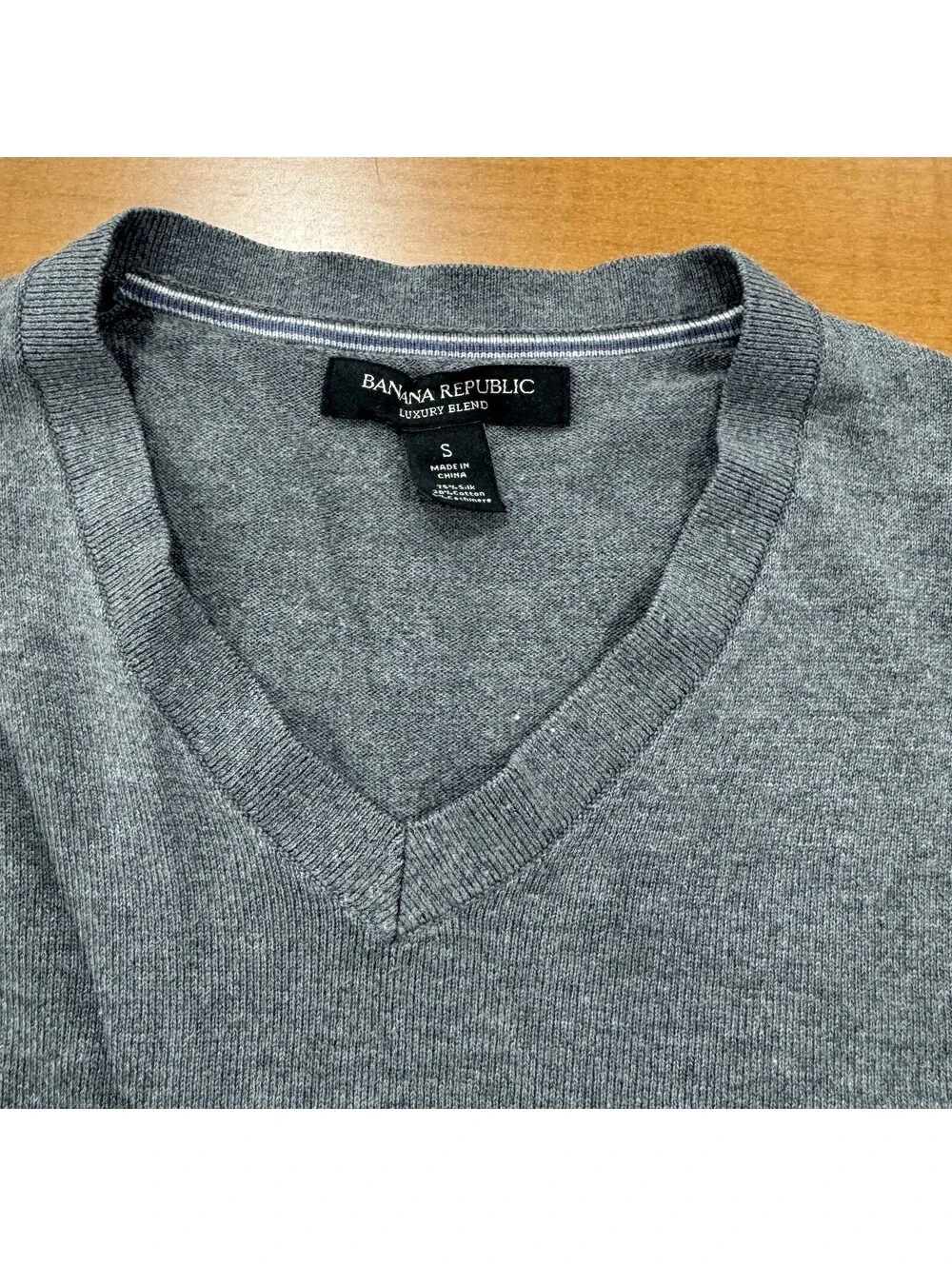 Banana Republic Luxury Blend Silk Cotton Cashmere Sz S V Neck Sweater Gray